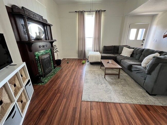 Building Photo - Charming Furnished Home - Short & Long Term Leasing