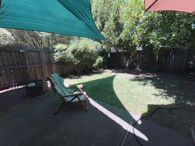Building Photo - 3 bedroom duplex in North Davis