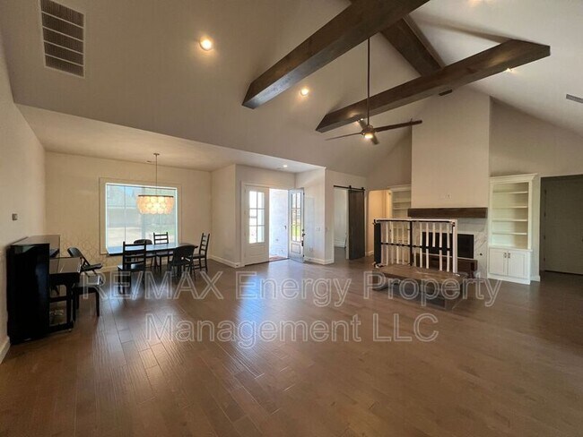 Building Photo - 440 St Claire Dr