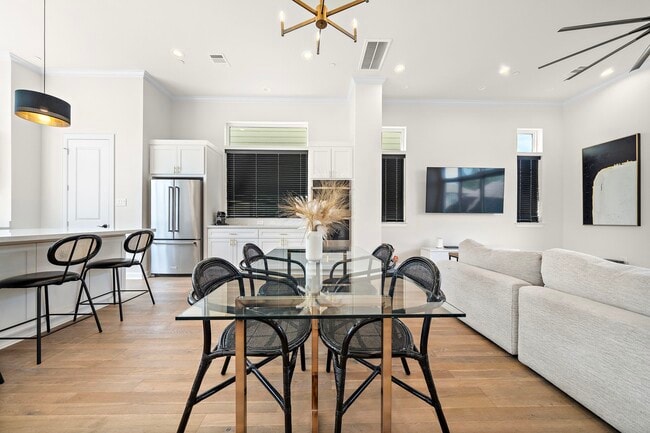 Building Photo - 907 W 16th St