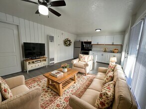 Building Photo - 951 N Redwood Rd