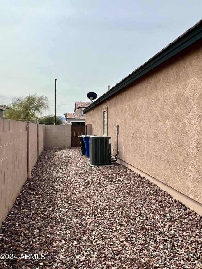 Building Photo - 3464 E Thornton Ave