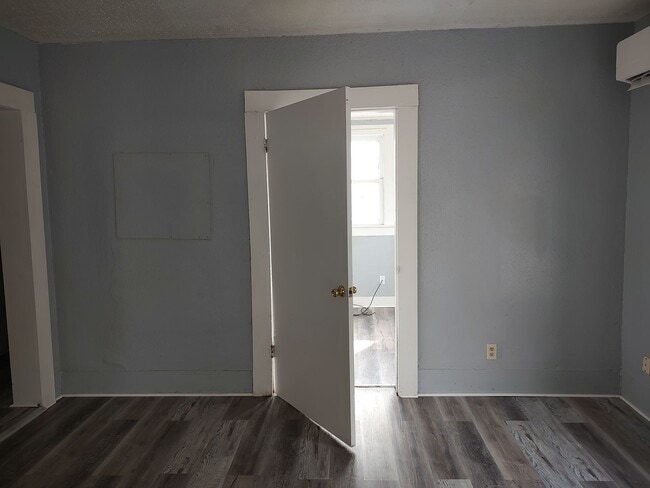 Building Photo - Available May 1 | Renovated 2BR Home | W/D Hookups | Pets Welcome | $850/mo | Pittsburg KS