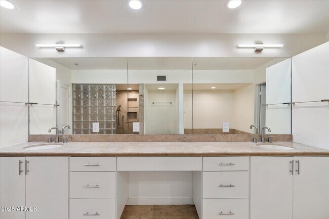 Building Photo - 7613 E Vía Del Reposo