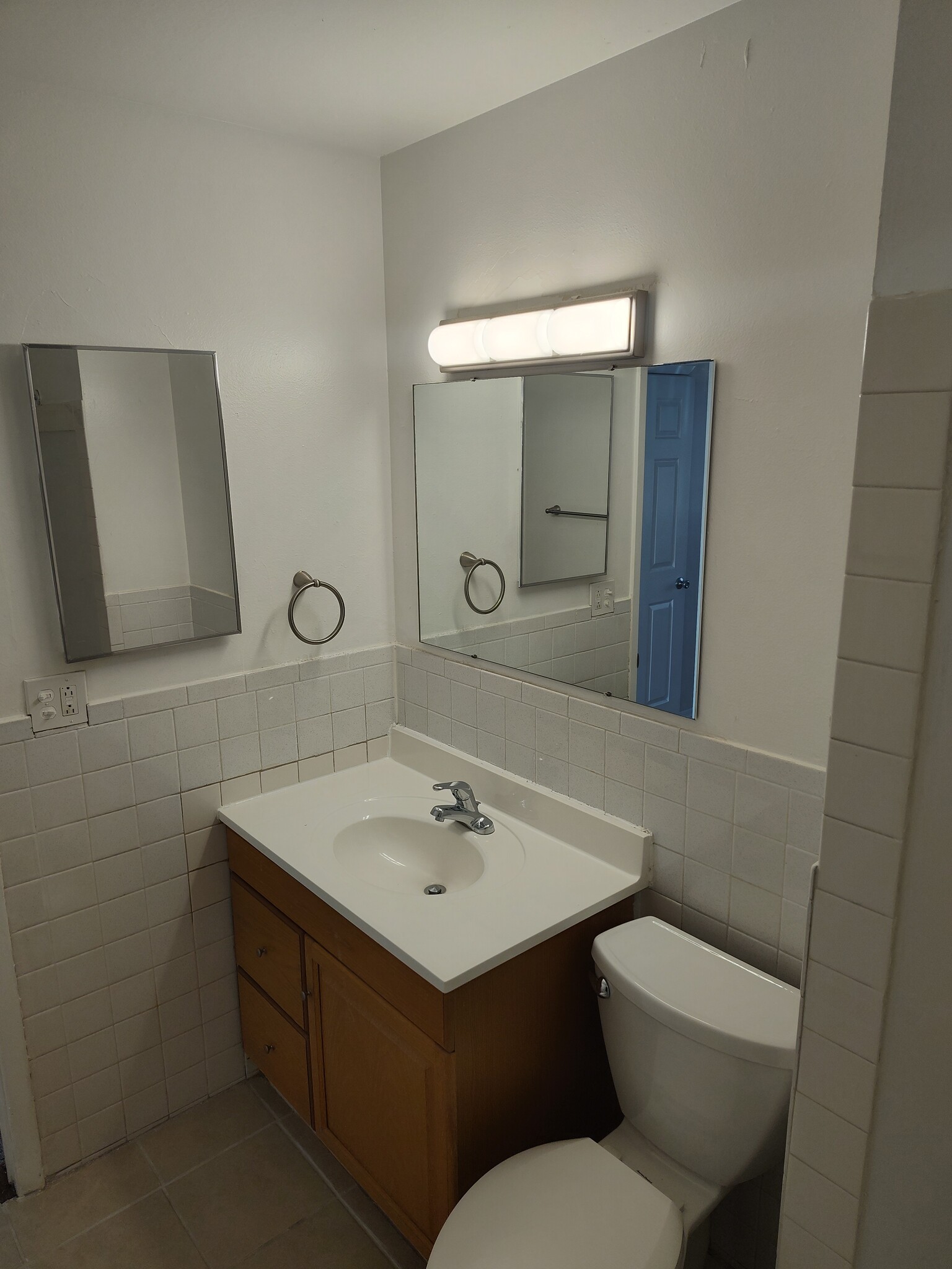 Upstairs Full Bathroom Pic 2 - 5062 W 8th Ave