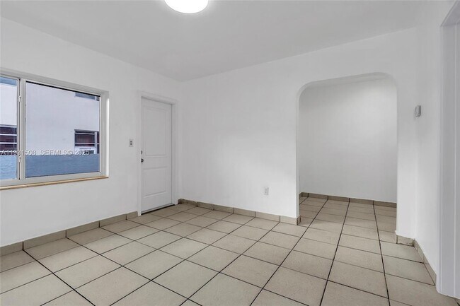 Building Photo - 634 SW 10th St