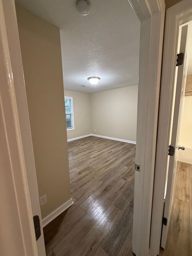 Building Photo - Great Home in Convenient Halls Location