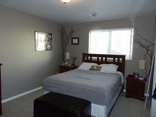 Building Photo - 2 Bedroom 1 Bathroom Duplex in Bellingham