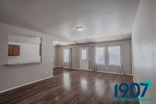 Building Photo - Contemporary 3-Bedroom Home in Yukon – Modern Finishes & Open Layout! - NO PETS
