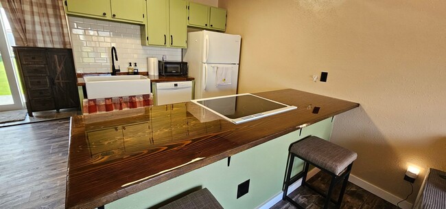 Building Photo - Fully Furnished, All Utilities Included, D...
