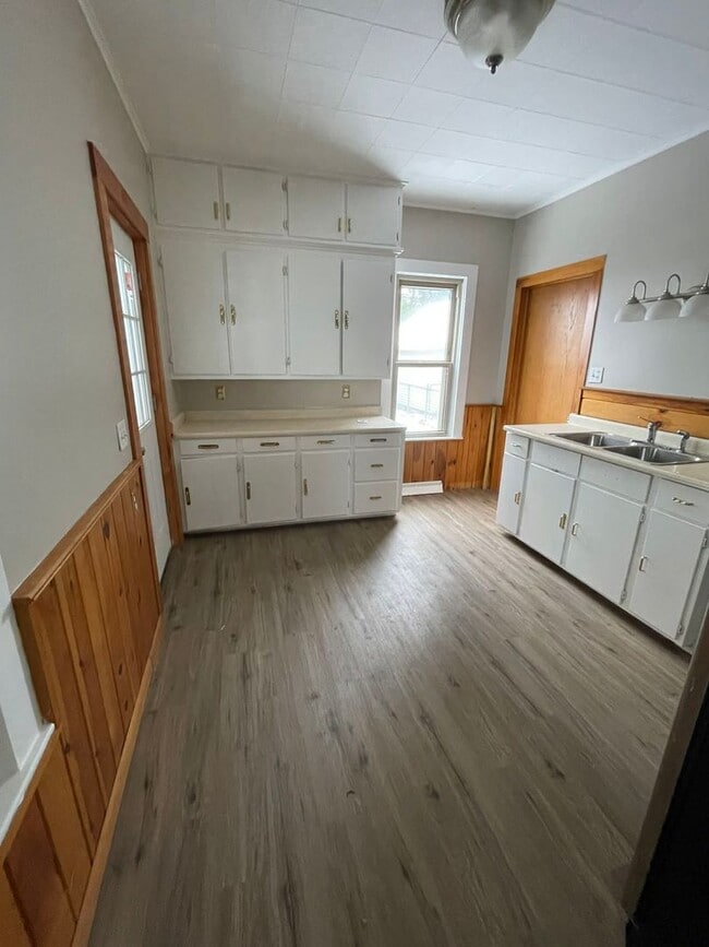 Building Photo - 118 S 8th St