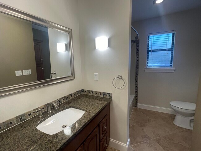 Building Photo - 1624 Oakmont Cir