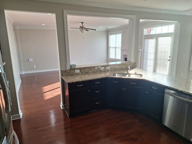 Building Photo - MARCH MOVE IN SPECIAL - $300 off FIRST FUL...