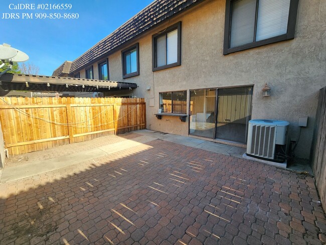 Building Photo - San Dimas 3 Bedroom Townhouse