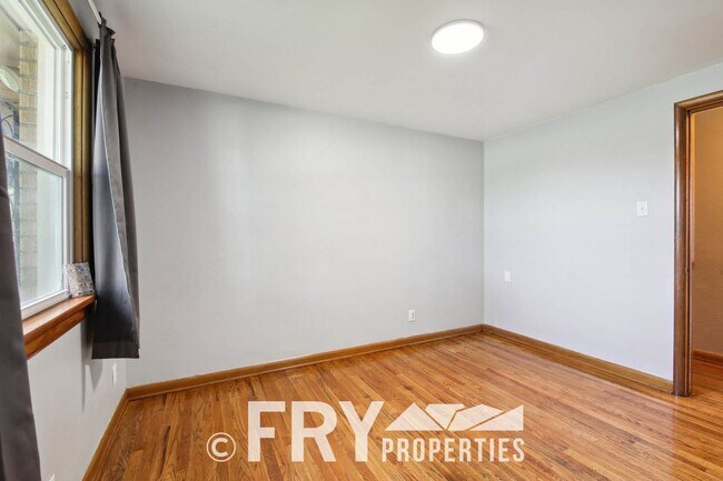 Building Photo - Brick Ranch Home Near Olde Town