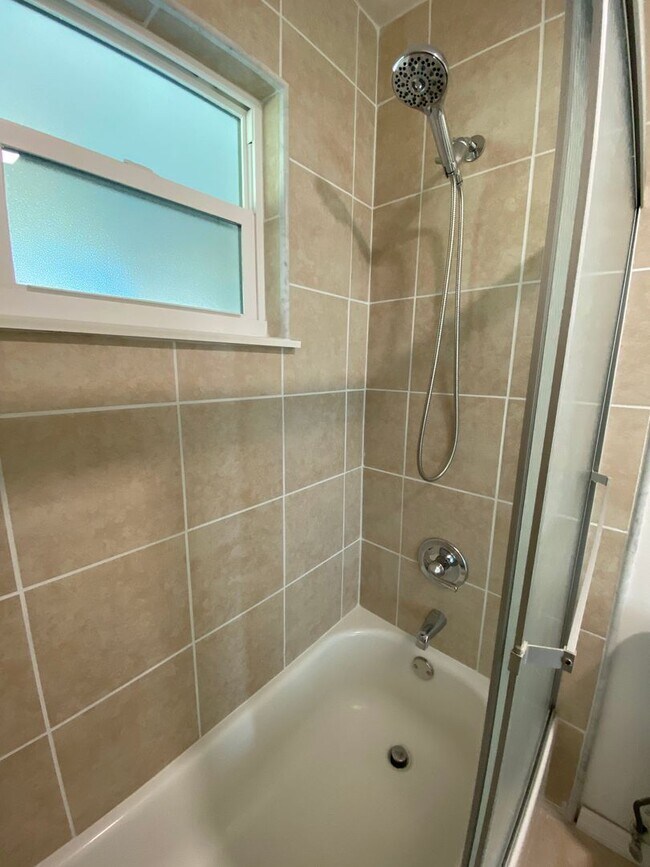 Building Photo - FULLY RENOVATED and spacious 4-bedroom, 2-...