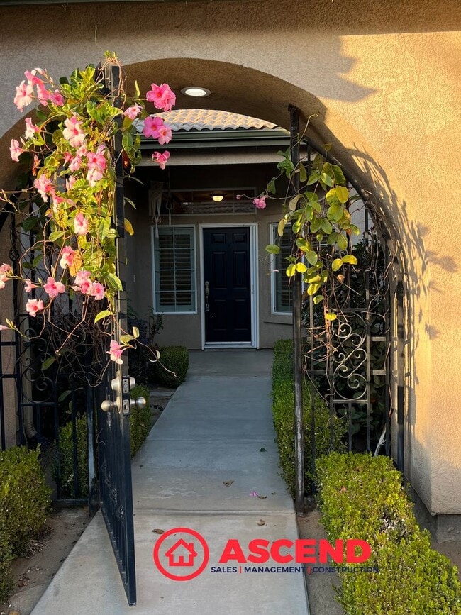 Building Photo - ** Move In Special! **Charming Home in Olive Dr Area!