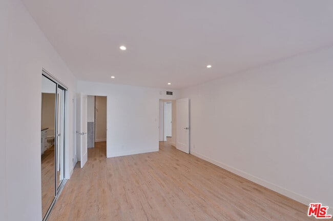 Building Photo - 136 S Palm Dr