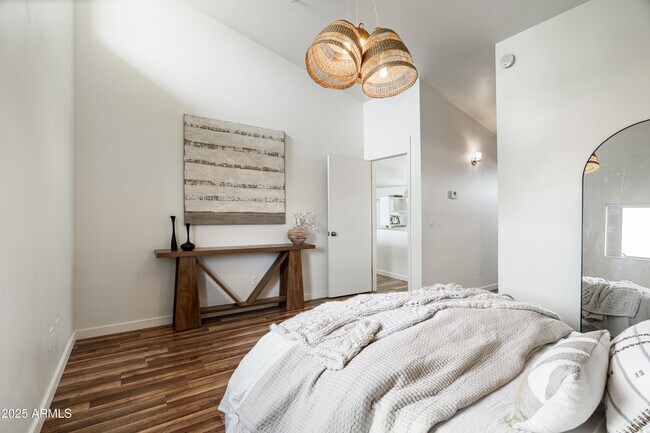 Building Photo - 1111 W University Dr