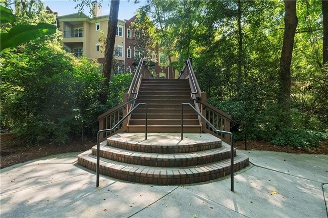 Building Photo - 424 Lindbergh Drive NE