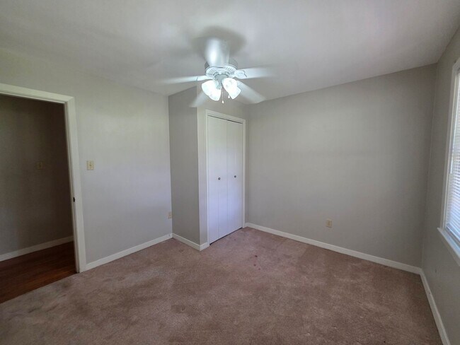 Building Photo - 4BR/2BA lake view home with covered back p...