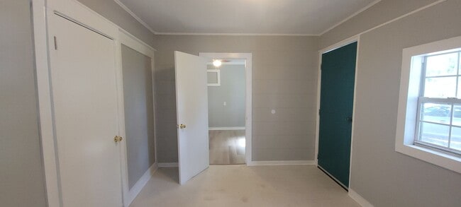 Building Photo - Beautiful 3 bedroom/1.5 bathroom house wit...
