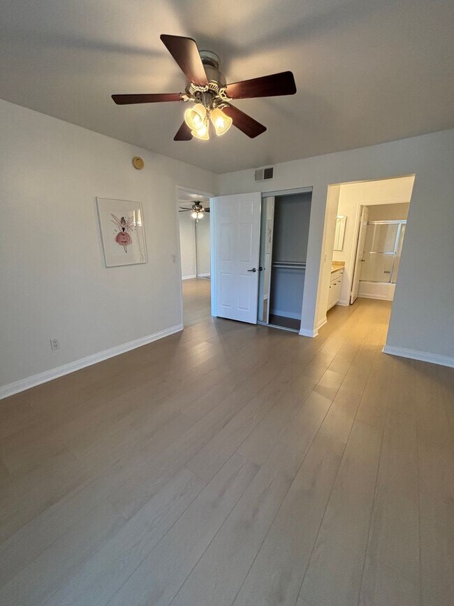 Building Photo - Amazing 1 Bedroom Condo at "The Met" Woodl...