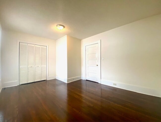 Building Photo - 1/2 MONTH FREE * 2-Bed 2 bath | 5 Minutes to Downtown) Yard wk included