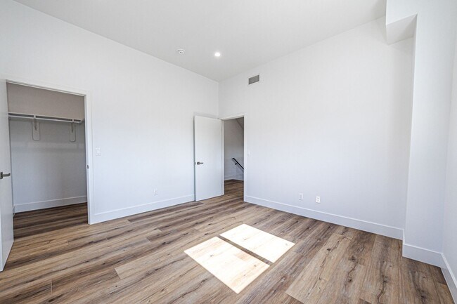 Building Photo - 4445 1/2 Auckland Ave