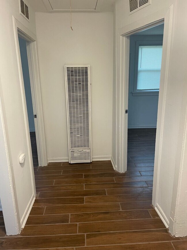 Building Photo - Well Maintained 2 Bedroom