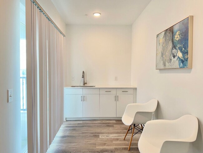 Building Photo - 542 Boulevard NE