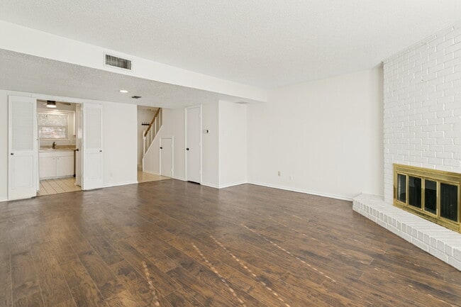 Building Photo - Beautifully Updated 2-Bedroom Condo in Gated Indian Creek Community!