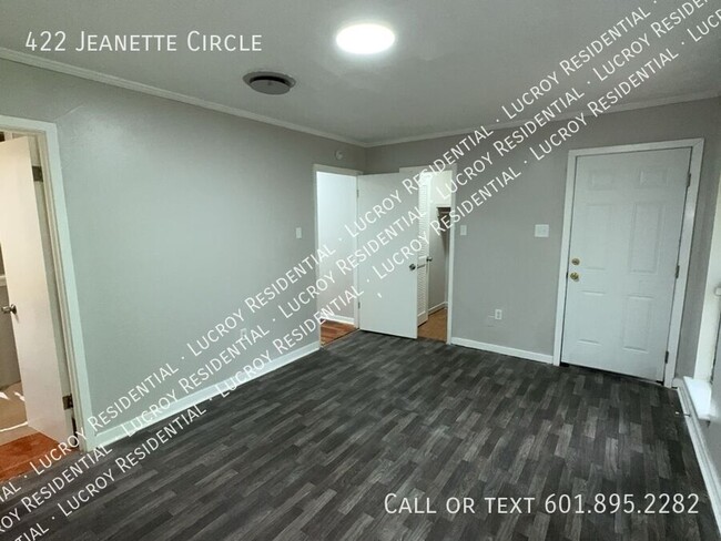 Building Photo - 422 Jeanette Cir