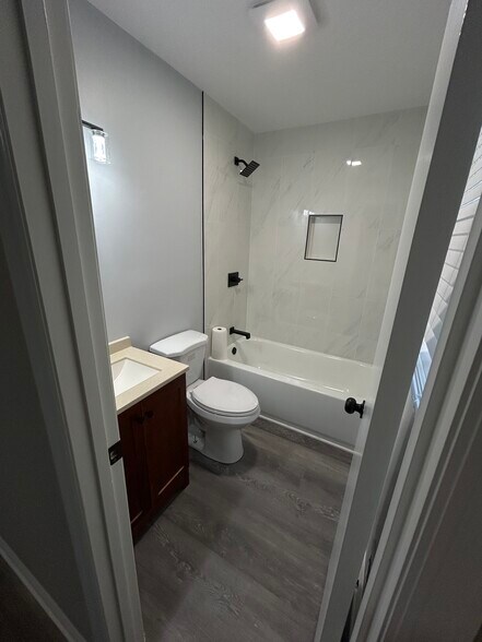 Building Photo - 140 Oakhurst Dr