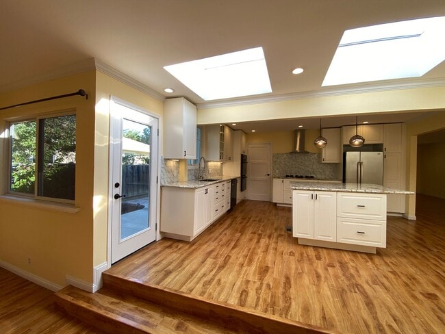 Building Photo - REDWOOD CITY - Beautifully Updated 3BR/2BA