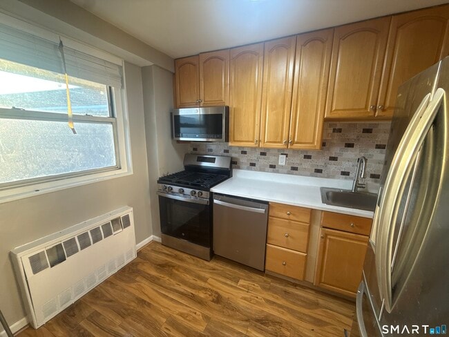 Building Photo - 71 Strawberry Hill Ave