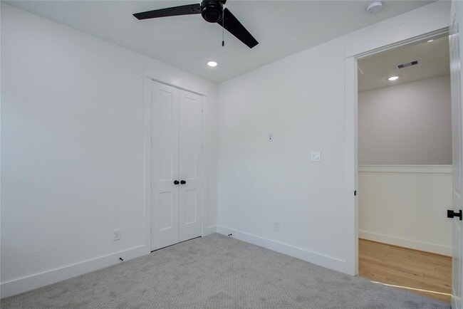 Building Photo - 3206 Live Oak St