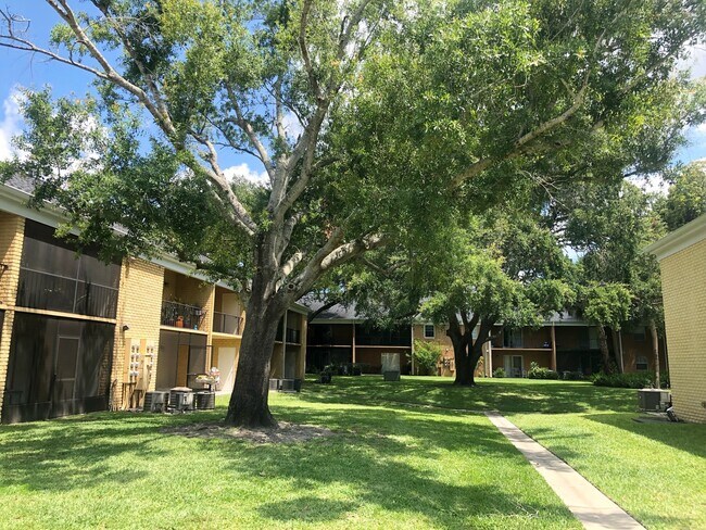 Building Photo - STRATFORD CONVENIENT 1/1 CONDO IN SEMINOLE...