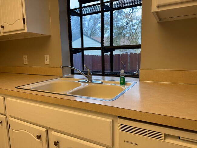 Building Photo - Updated Townhome in Willow Wood Near 120th & Blondo!