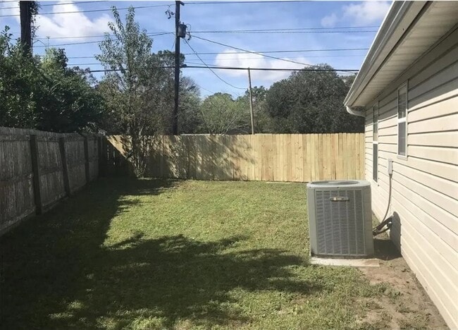 Building Photo - 102 Adams Ct