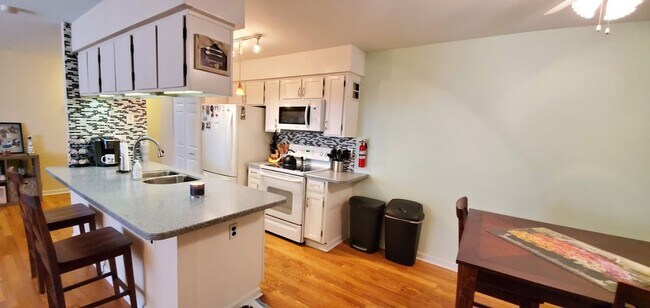 Building Photo - Centrally located, elegantly updated 2-bed...