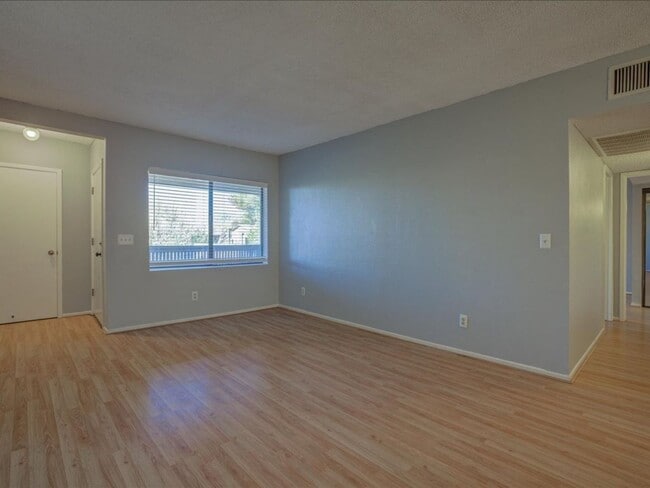 Building Photo - 2 Bedroom 2 Bathroom Retreat with Community Pool & Spa!