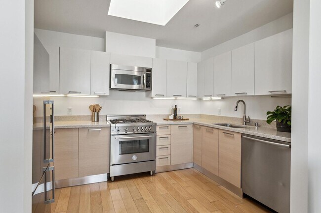 Building Photo - HIP 2BR/2BA Inner Mission Boutique Top Flo...