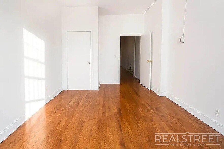 Building Photo - 1 Bed | 1 Bath | $3,399 | Railroad Layout | Pet Friendly | L Train + Near M