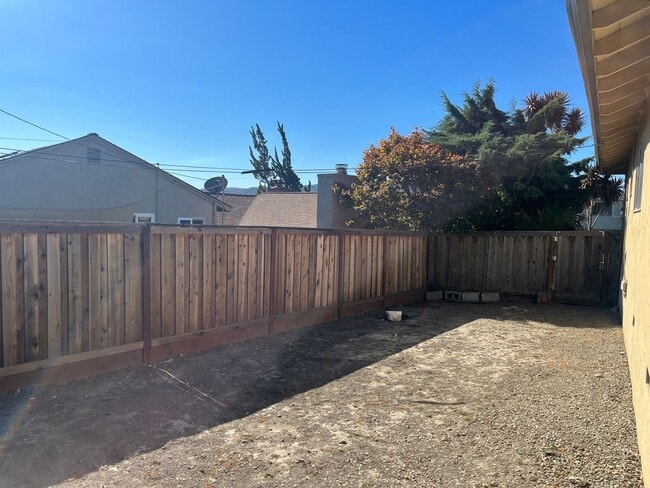 Building Photo - 4 Bedroom Ranch Style Home in Quiet El Sobrante Neighborhood