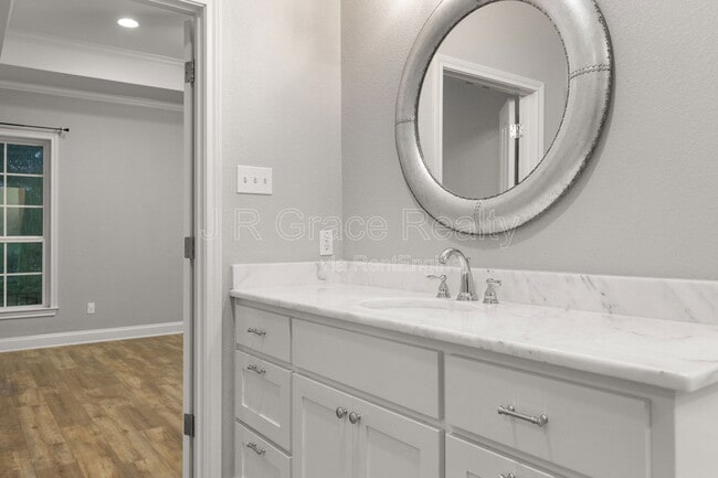 Building Photo - 19 N Shore Cir