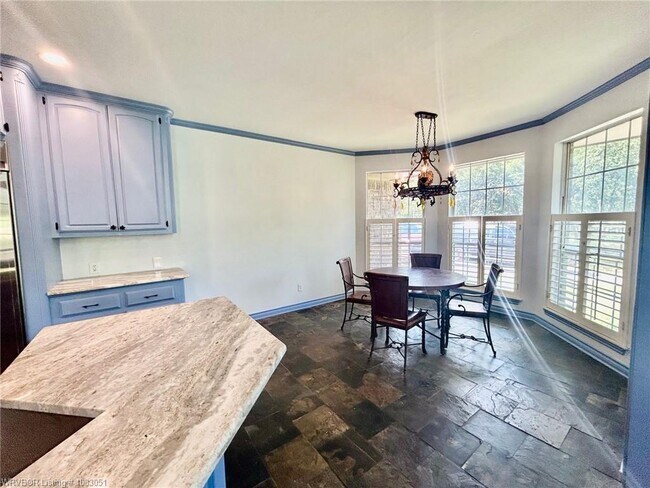 Building Photo - 1808 Oak Forest Dr
