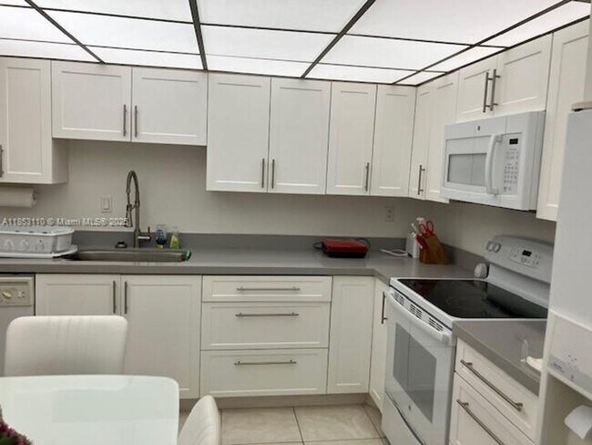 Building Photo - 20191 E Country Club Dr
