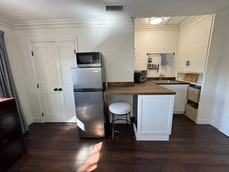 Building Photo - 3563 Promontory St