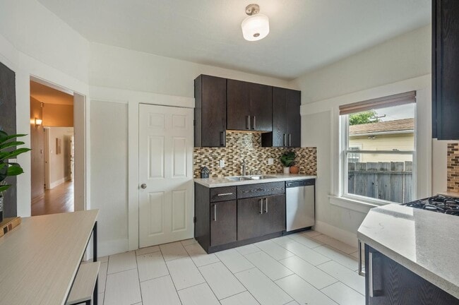 Building Photo - 6900 Thornhill Dr